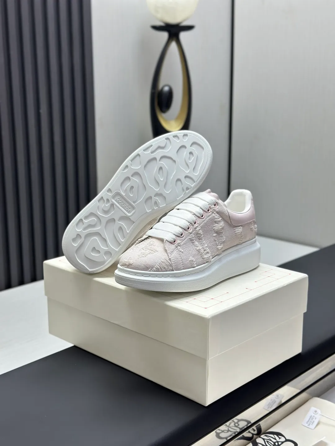 👟👟Ex-factory price 600👟👟 (🥇Top version produced in Dongguan🥇) A new upgrade of the classic McQueen white shoes. This upgrade of McQueen, which has been done for 4 consecutive years, will definitely bring you the most cost-effective ALEXANDER MCQUEEN classic in the market. If you are not confident about the quality of such a classic and world-destroying model, there is really no need to put it on the table🔙.  Purchased original version from HK counter, various demolitions.  All kinds of PKs are welcome💥.  (Anyone who has the original version at the stall is welcome🆚) The thick sole perfectly increases the elongated visual effect. The most perfect proportion of the shoe body is this last shape. The logo font on the rear tail is printed in small fonts. The logo on the foot is made of genuine leather with air-pressed colorless process. We will always update the color with the counter. 🔘Upper: genuine customized environmentally friendly full-grain cowhide 🔘Inner lining: imported mixed sheepskin (the genuine product is also sheepskin, not the cheap cowhide on the market) 🔘Sole: Exclusive molded TPU➕rubber injection molded layered outsole, (purple tail, pink tail, red tail, burgundy tail, rose gold tail sequin series, Velcro men's model needs to be customized, non-returnable) 🔘Code number 34-44 (women's size 34.40 is custom-made).